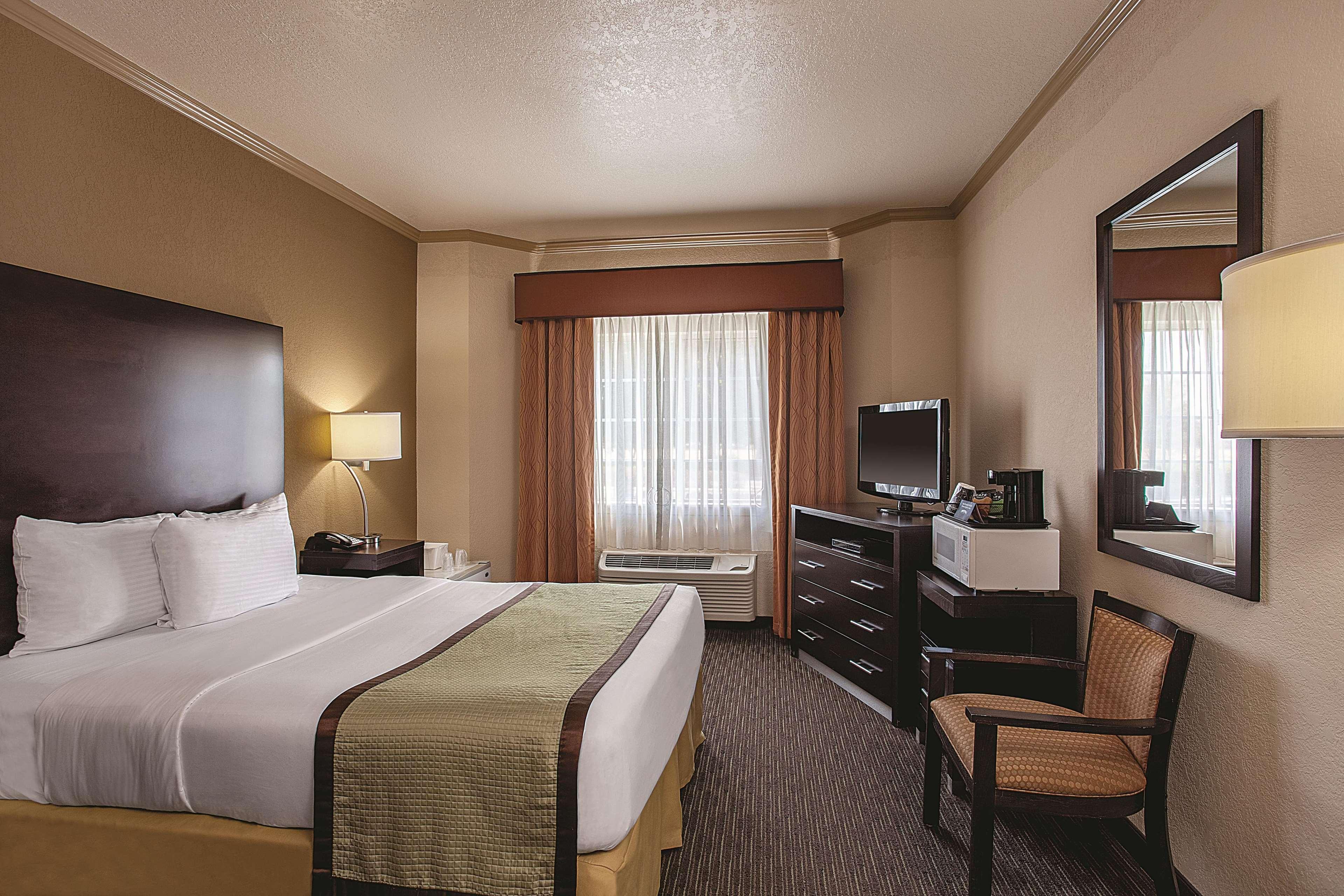 La Quinta By Wyndham Davis Hotel Buitenkant foto
