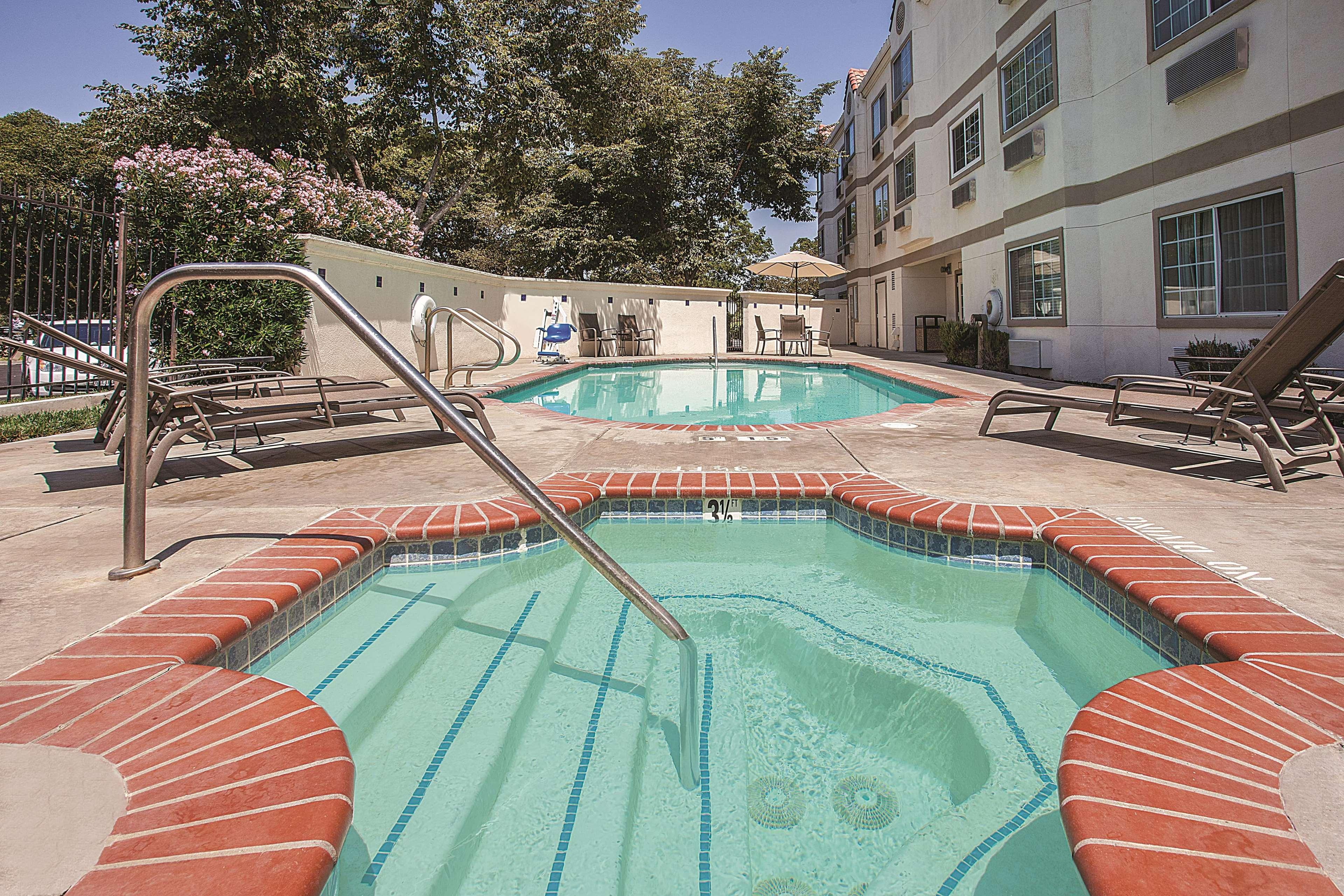 La Quinta By Wyndham Davis Hotel Buitenkant foto