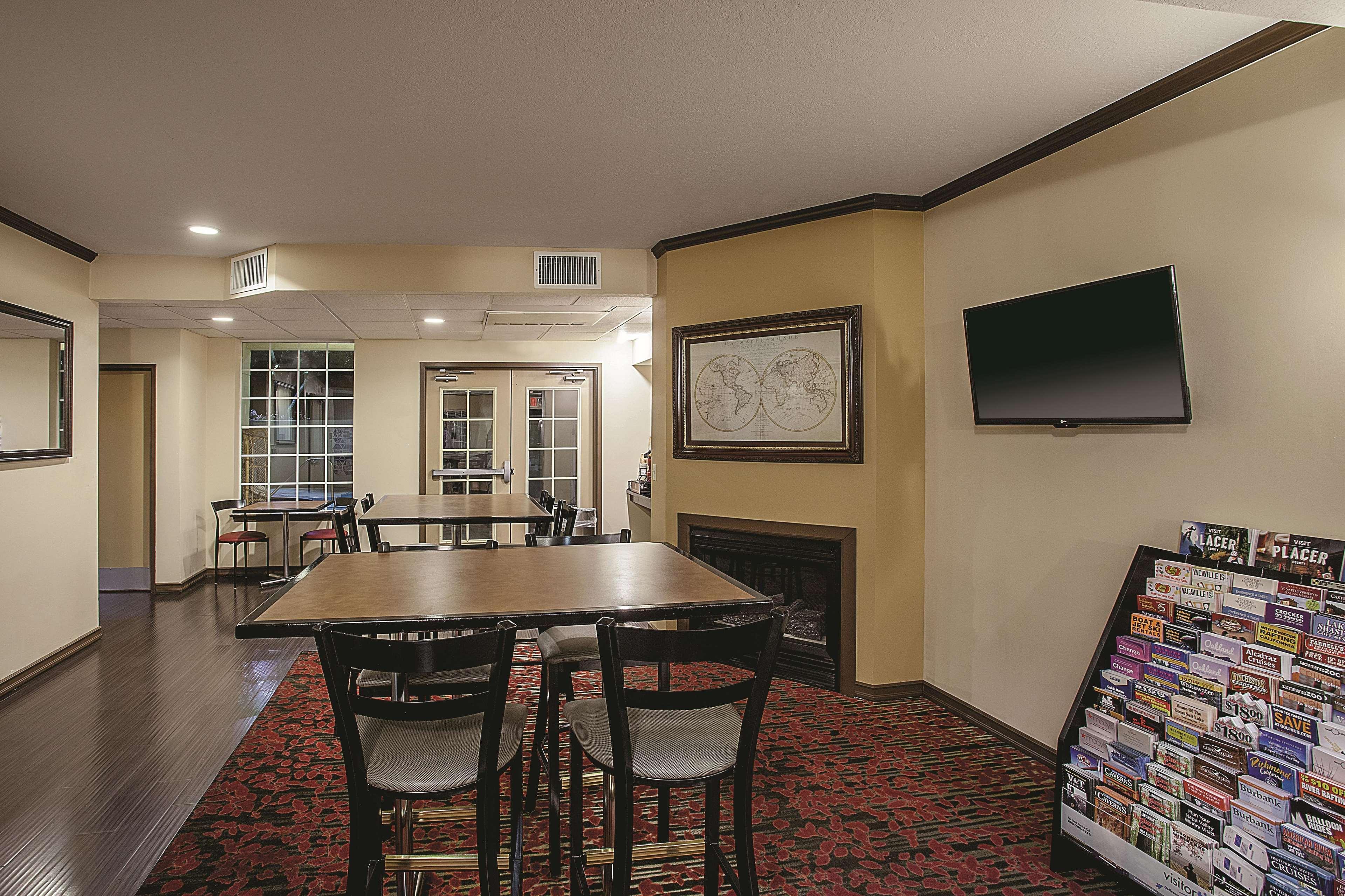 La Quinta By Wyndham Davis Hotel Buitenkant foto