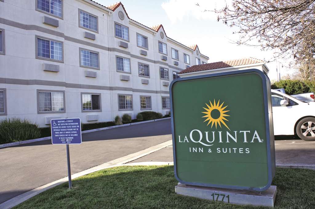 La Quinta By Wyndham Davis Hotel Buitenkant foto